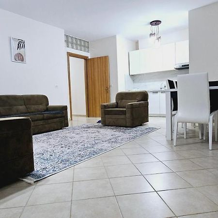 New Bazaar Side Bliss 2 Bed Room Apt With Free Garage Tirana Exterior foto